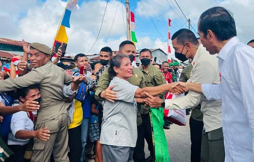 Warga Tanimbar Antusias Sambut Jokowi