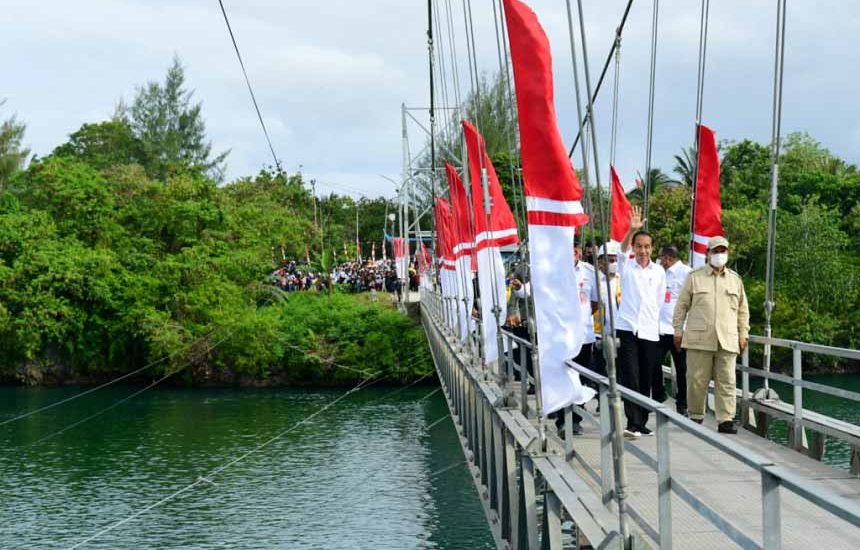 Jokowi Resmikan Jembatan Gantung Wear Fair di Maluku