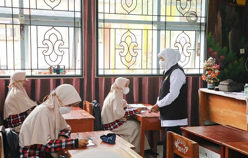 Khofifah Raih Anugerah Pendidikan