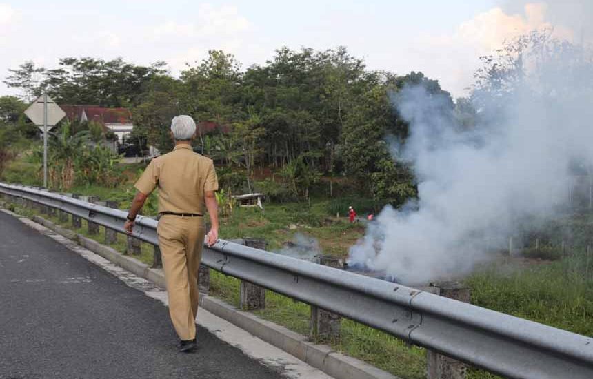 Ganjar Turun Matikan Api Pembakaran Rumput di Tepi Tol