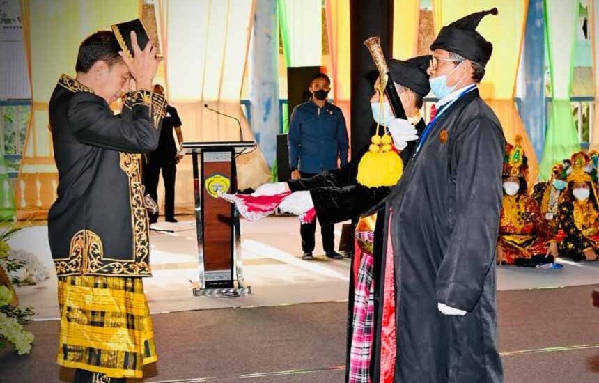 Jokowi Dianugerahi Gelar Kesultanan Buton