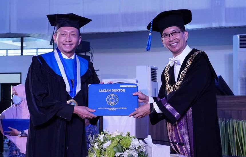Usia 63 Tahun Jadi Sarjana ITS