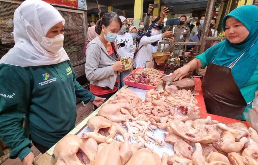 Khofifah Blusukan Cek Harga Bapok