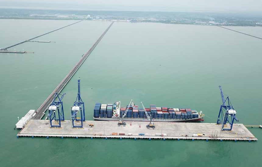 Transhipment di Bibir Selat Malaka