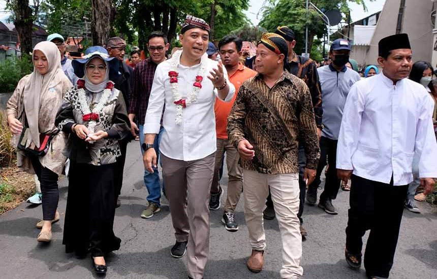 Saat Eri Cahyadi Jalan Kaki 3 Kilometer