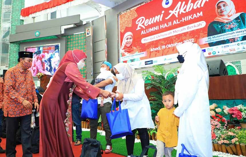 Khofifah Terus Bagikan Zakat Produktif