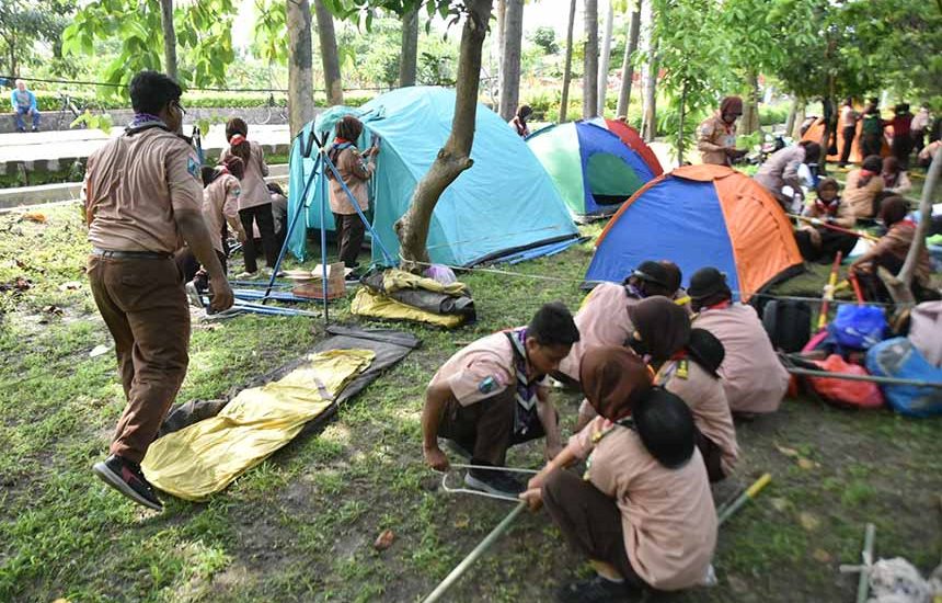 Kemah di Hutan Kota Balas Klumprik