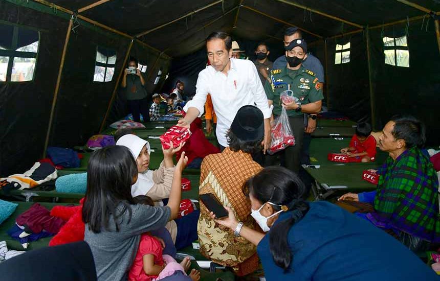 Jokowi Kunjungi Tenda Pengungsi