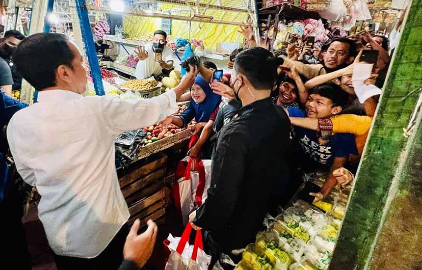 Jokowi Cek Harga di Pasar Cigombong