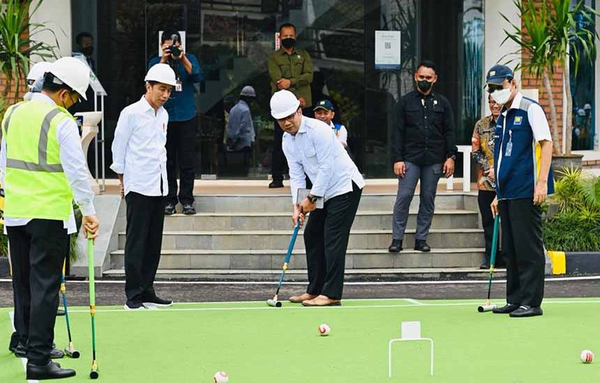 Jokowi Nonton Menteri PUPR Main Gateball