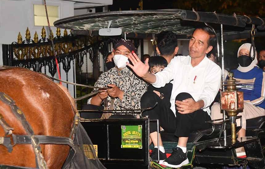Jokowi dan Keluarga Naik Andong di Malioboro