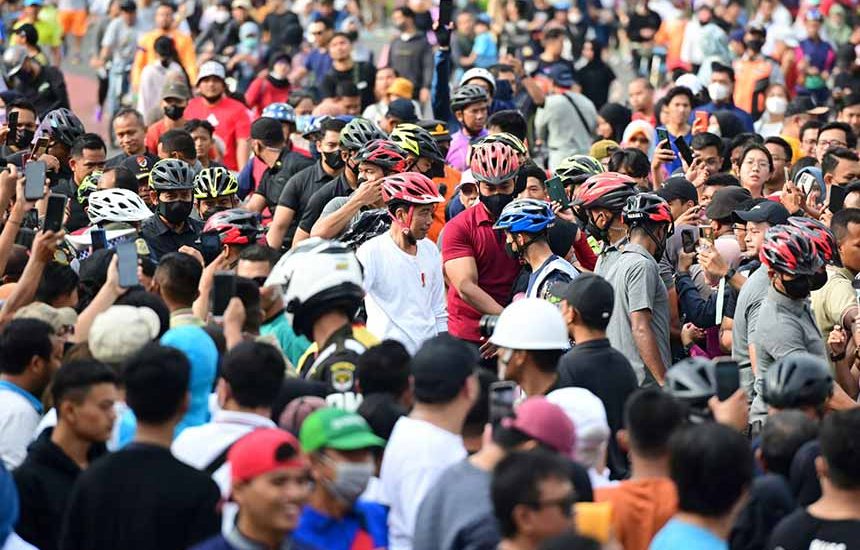 Momen Jokowi Bersepeda di CFD Sudirman-Thamrin