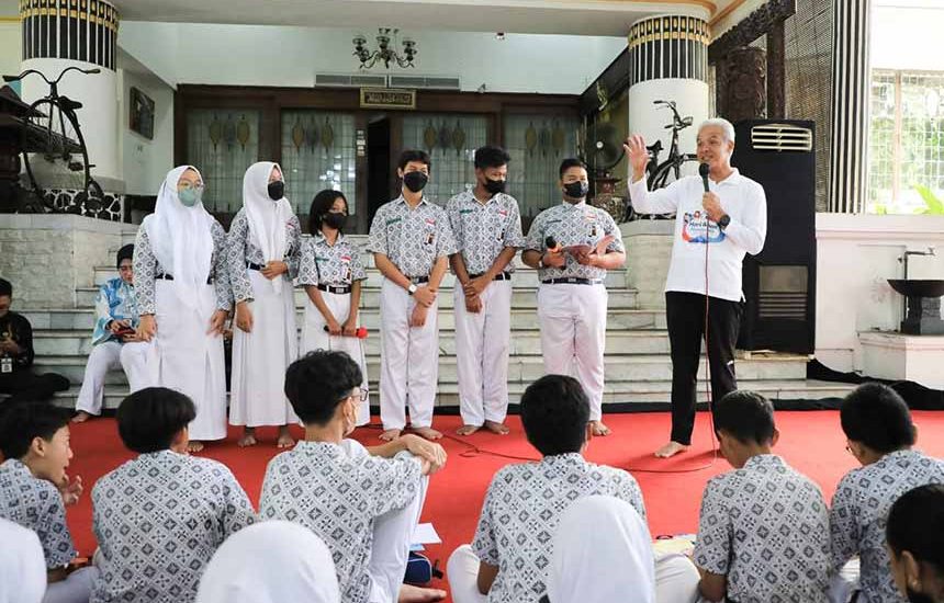 Siswa SMP Datangi Rumah Dinas Ganjar