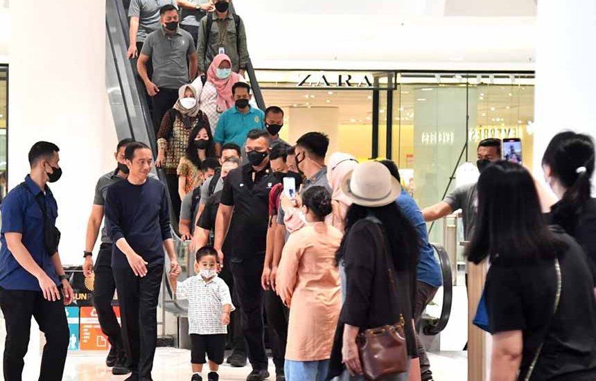 Jokowi Kunjungi Mal, Pengunjung Kaget