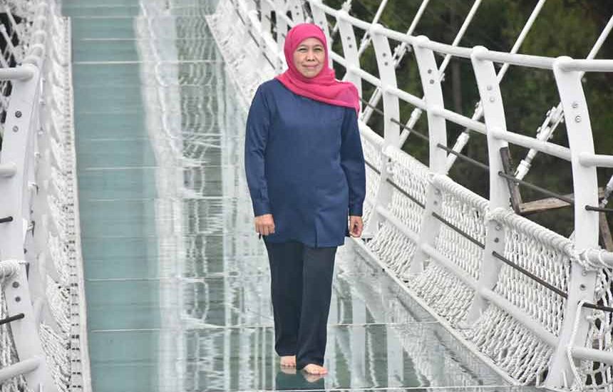 Khofifah Coba Jembatan Kaca di Bromo