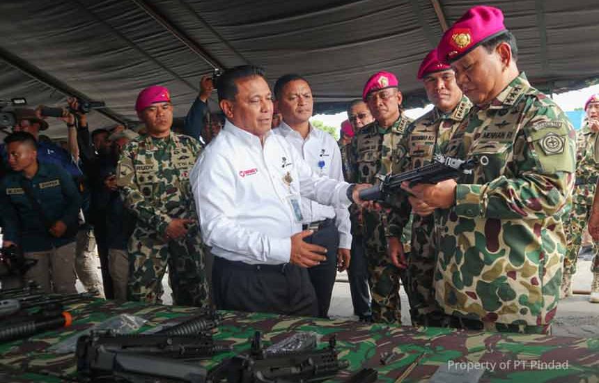 Menhan Serahkan Senjata Pindad ke Marinir