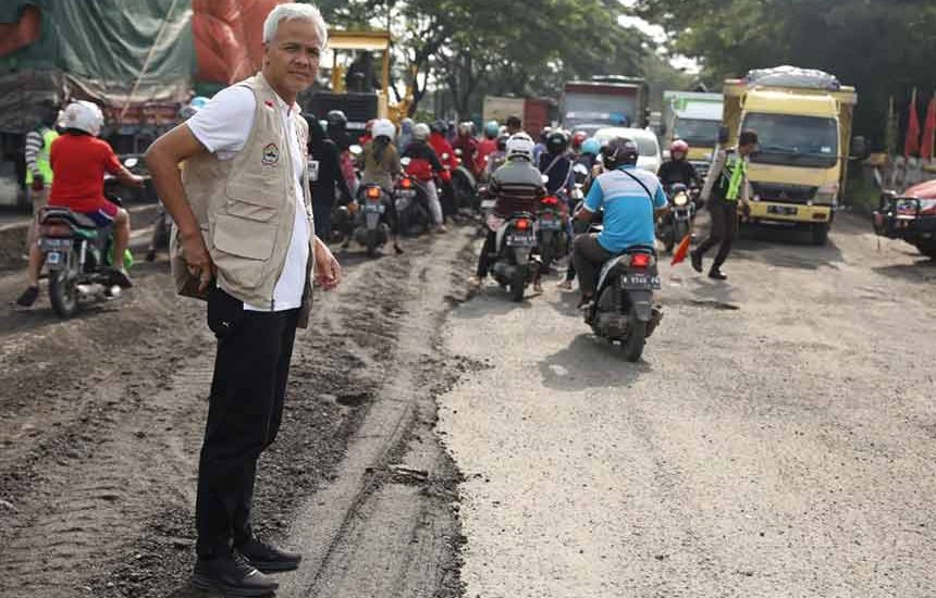 Ganjar Tinjau Jalan Rusak Pantura Timur