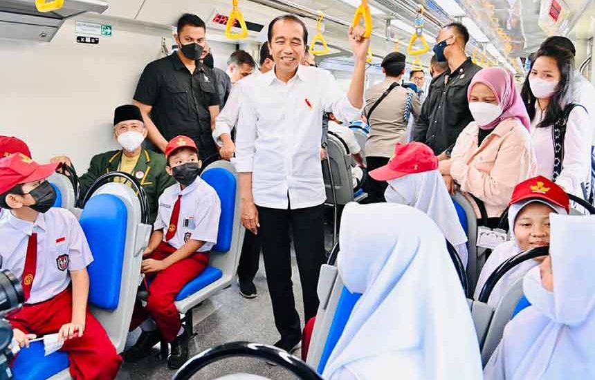 Jokowi Coba KA Pertama di Sulawesi