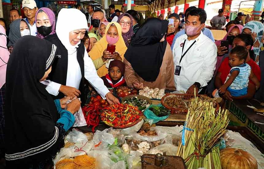 Khofifah Pastikan Bahan Pokok Aman