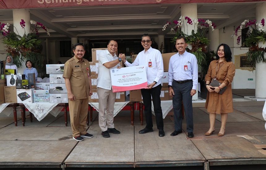 CSR Bank Jatim 120 Unit PC ke Pemkot Surabaya