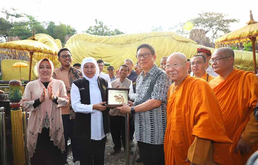 Khofifah Kunjungi Patung ‘Buddha Tidur’