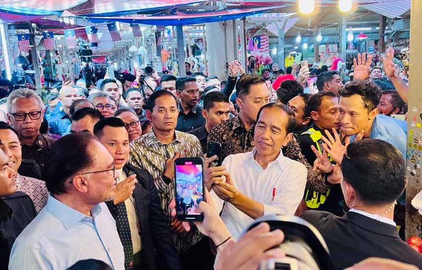 Saat Jokowi Sambangi Pasar Chow Kit