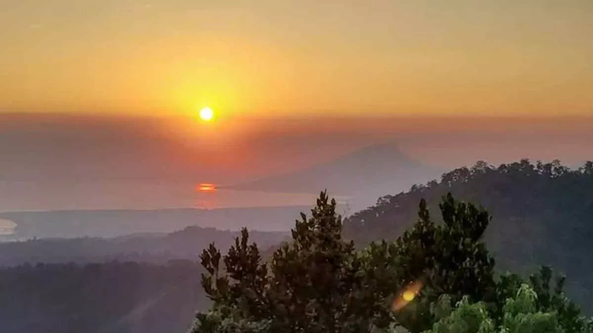 Siluet Merah Jingga di Bukit Legend