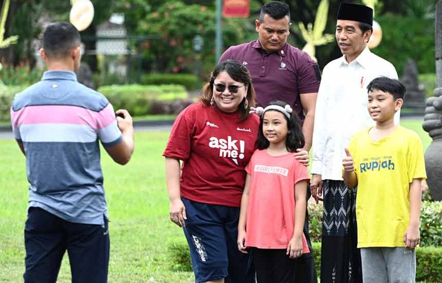 Jokowi Sapa dan Swafoto dengan Warga