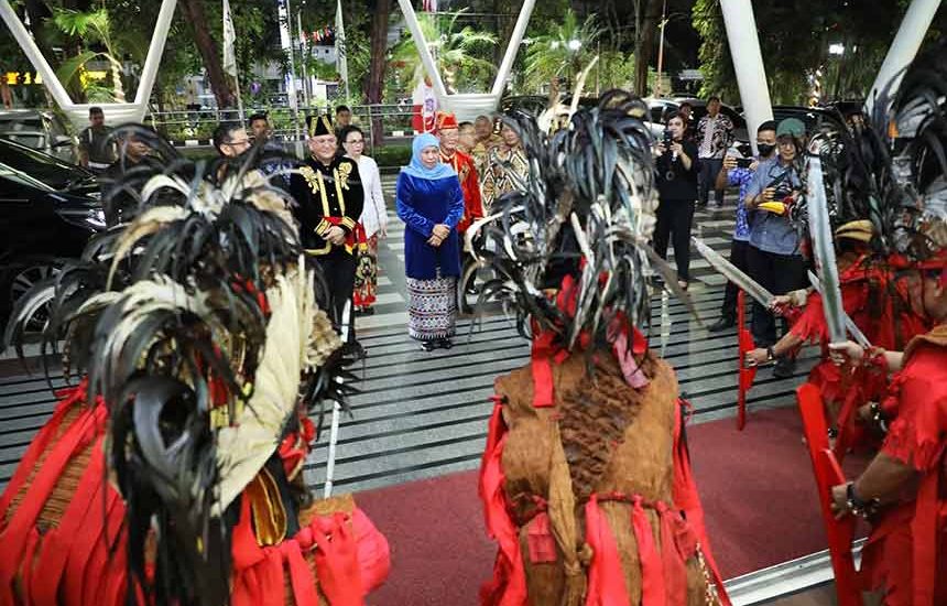 Khofifah Digelari Ina Ne Kawanua Jatim