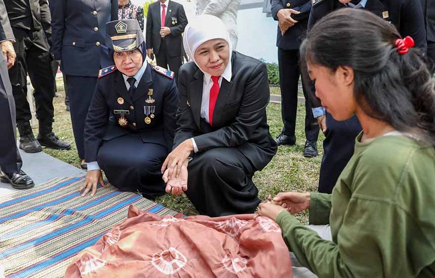 Khofifah Serahkan 17.106 SK Remisi