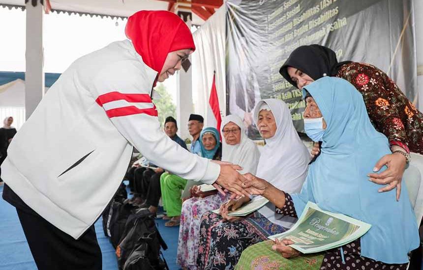 Khofifah Bagi Bansos di Mojokerto