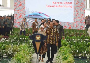 Jokowi Resmikan Kereta Cepat WHOOSH