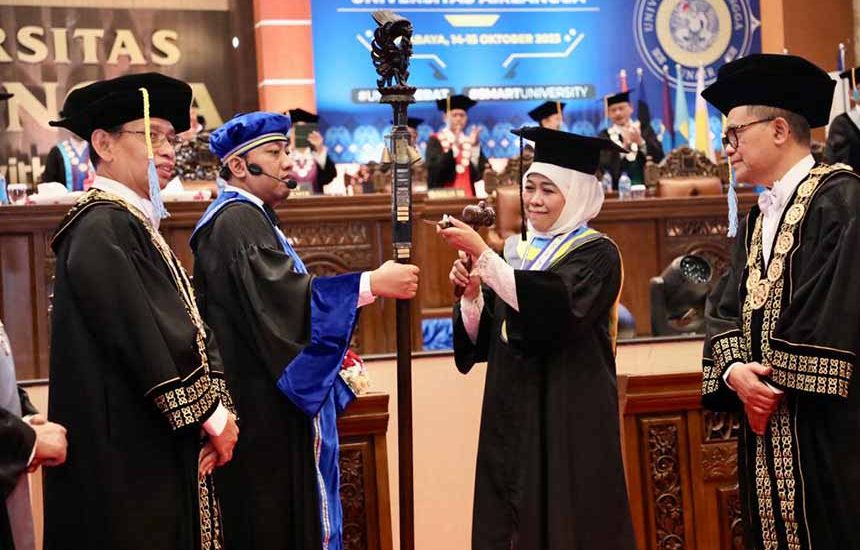 Khofifah Raih Gelar Doktor Honoris Causa