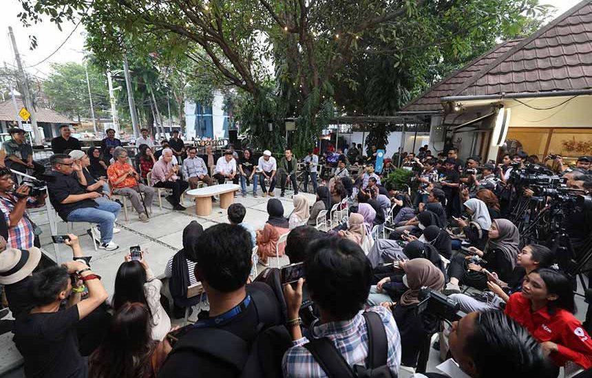 Ganjar-Mahfud Guyon Bareng Komika
