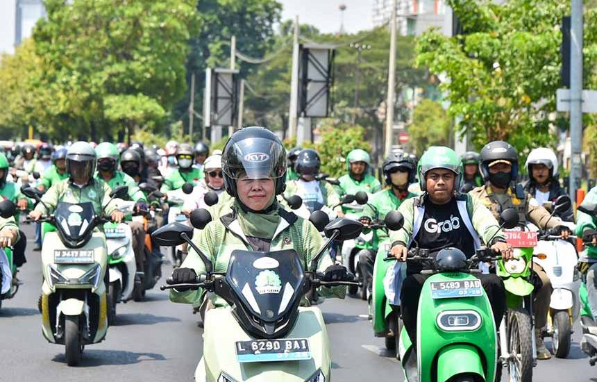 Khofifah Resmikan 20 Titik PLTS Atap