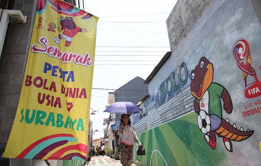 Hias Kampung Surabaya Bertema Bola