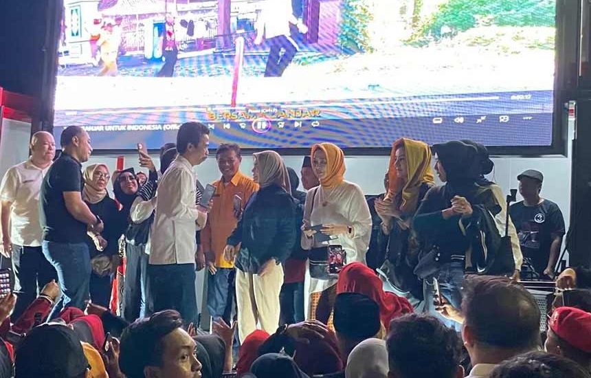 Siti Atikoh Ngemie di Tunjungan Surabaya