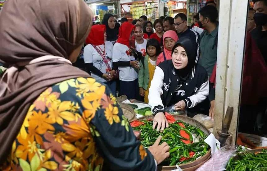 Saat Atikoh Blusukan di Pasar Madiun