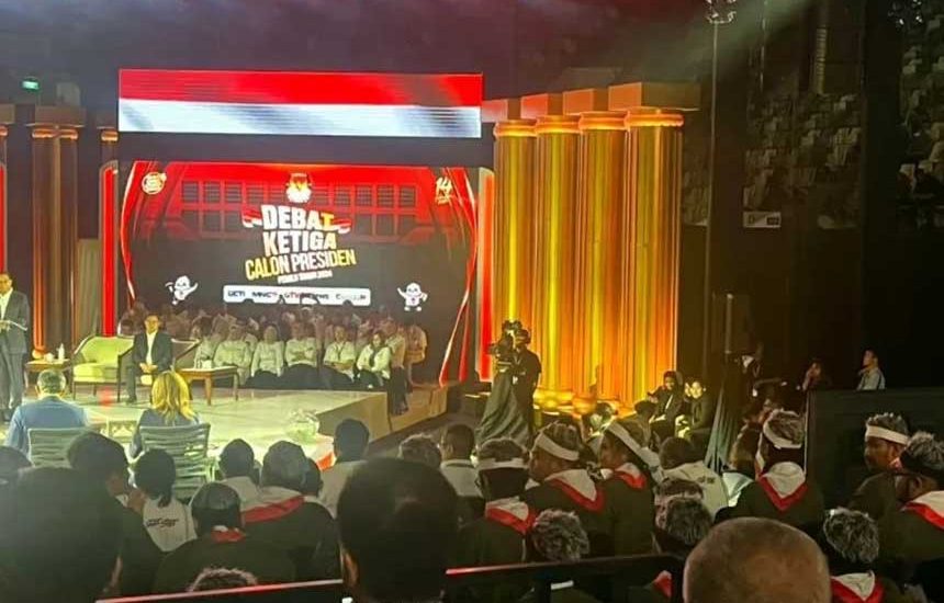 Kompak Gunakan Wig Rambut Beruban