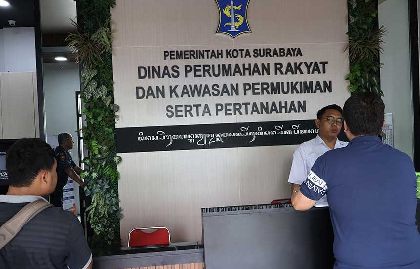 Kantor Pemkot Surabaya Beraksara Jawa