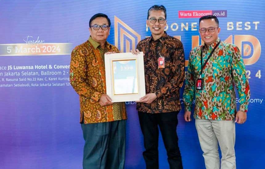 Bank Jatim Terima TOP BUMD Awards