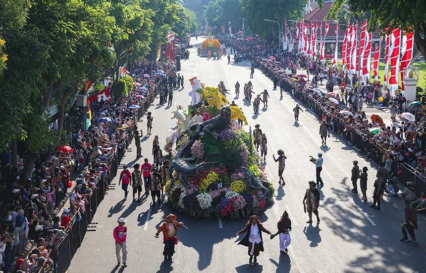 Warga Tumpah Ruah di Surabaya Vaganza