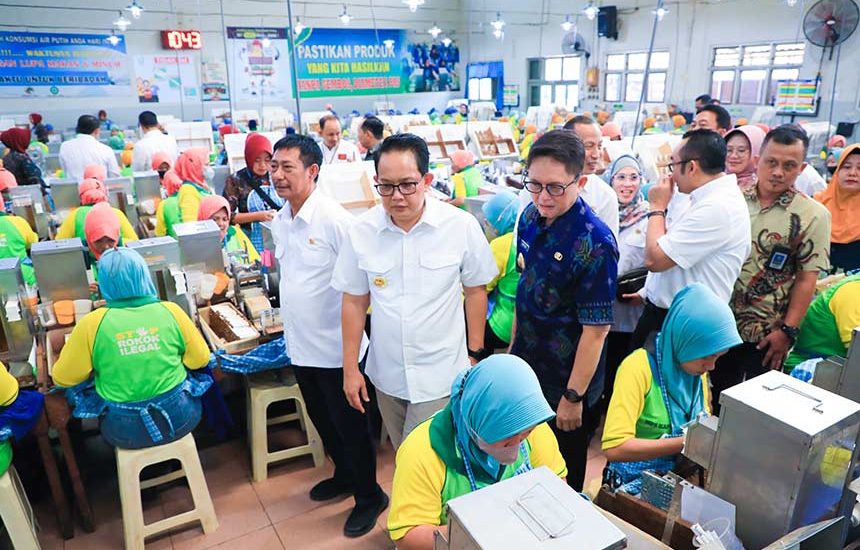 Buruh Pabrik Rokok Terima BLT Cukai