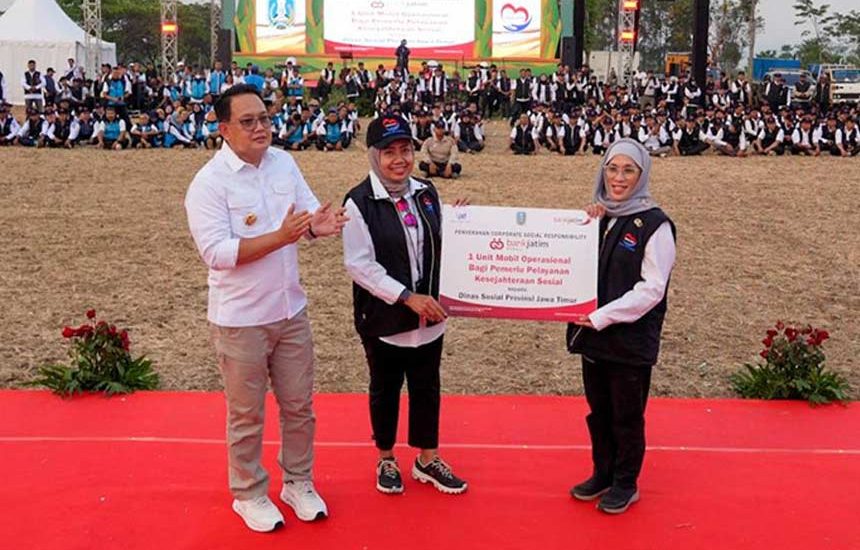 Bank Jatim Serahkan CSR Mobil ke Dinsos Jatim