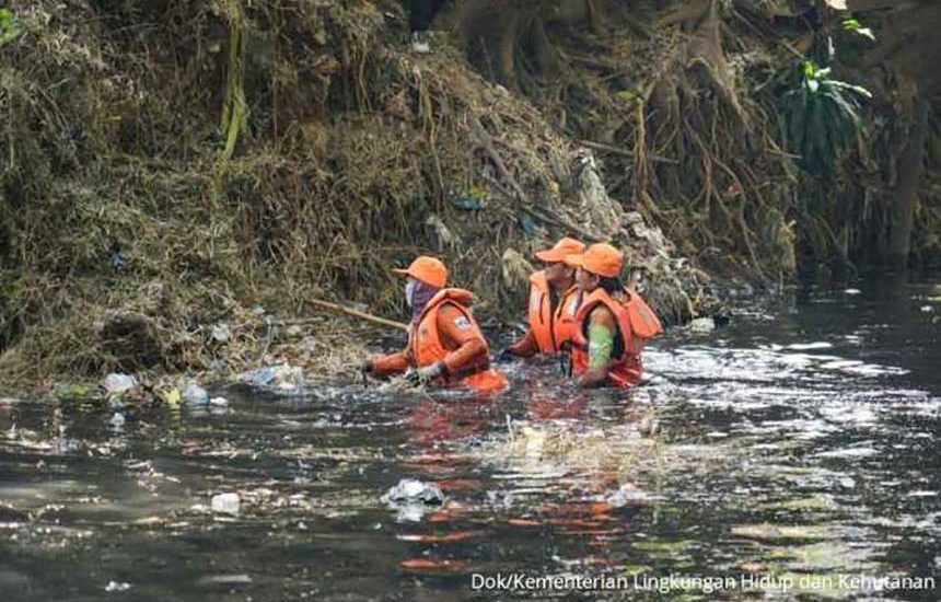 Bersihkan Sampah Kali Cipinang