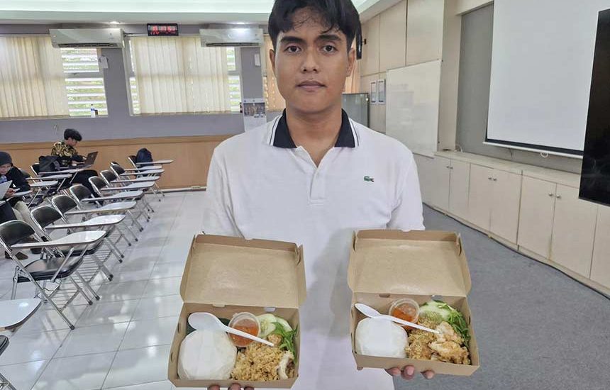 Mahasiswa ITS Bantu Ortu Jualan