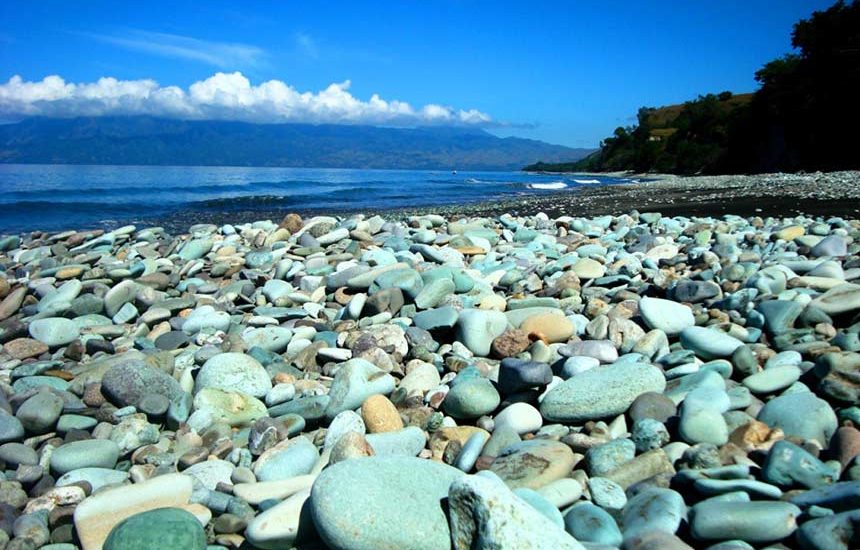 Eksotisme Pantai Batu Hijau Penggajawa