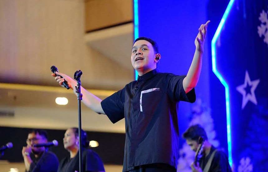 Tulus Hibur Ribuan Pengunjung Mal