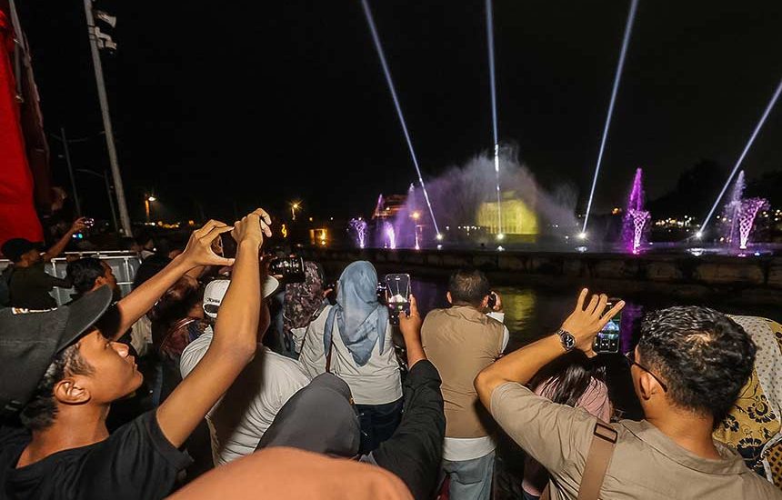 Pesona Laser Air Mancur Jembatan Suroboyo
