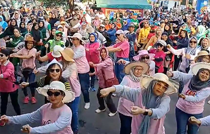 Line Dance IKWI Jatim Meriahkan Jalan Sehat HPN 2025